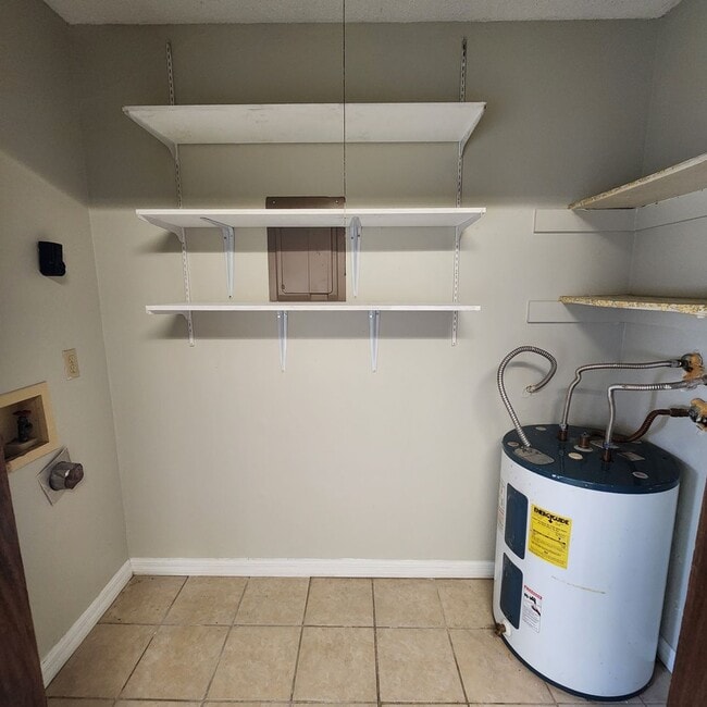 Building Photo - Townhome Available in October!