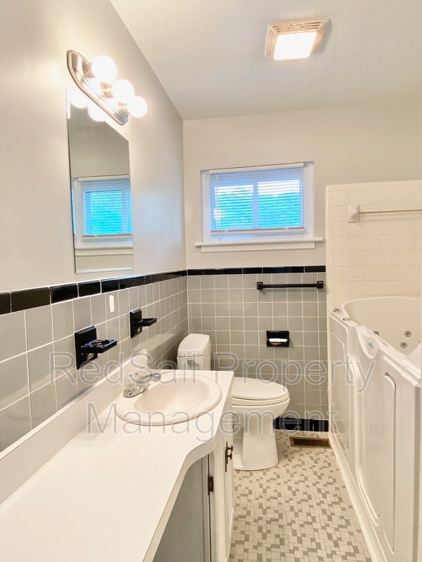 Building Photo - 34 Warren Dr