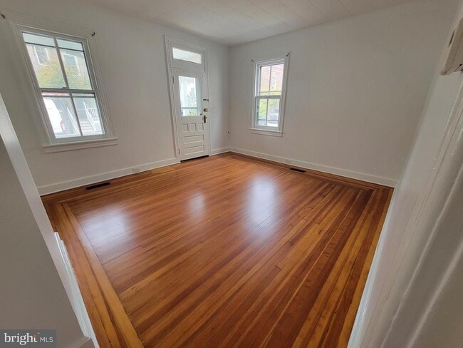 Building Photo - 10 Charlton St