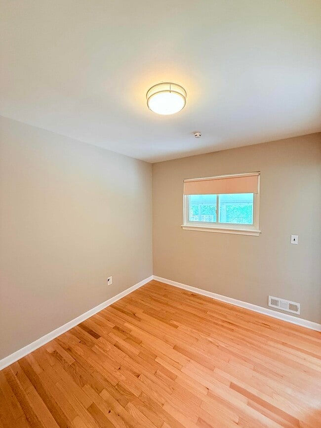 Building Photo - 1718 Cresthill Ave