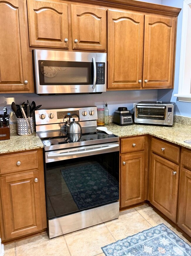 Building Photo - 3/2 with grass cutting included & access to community amenities.