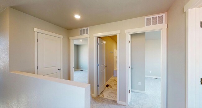 Building Photo - 2 Bed, 1.5 Bath Luxury Townhome