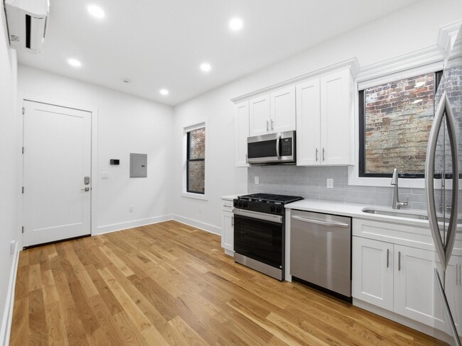 Building Photo - 858 West Side Ave