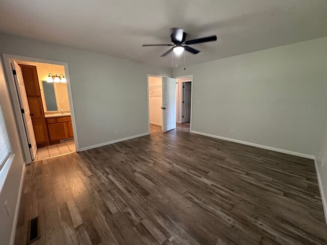 Building Photo - 3 Bed/2 Bath House!