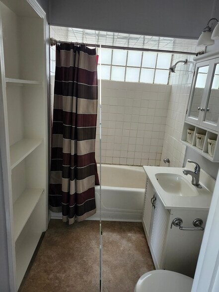 Building Photo - 2366 Deming St