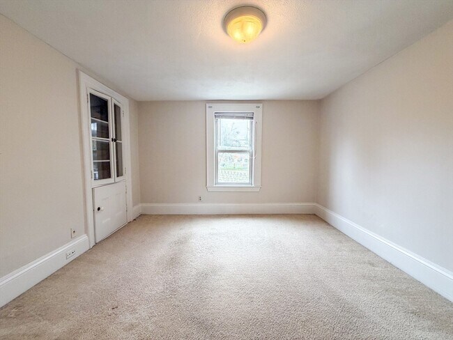 Building Photo - 233 Forest St