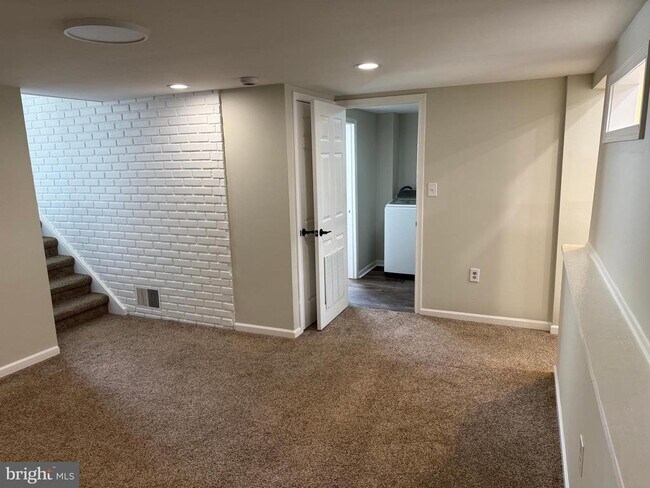 Building Photo - 417 Greenview Dr