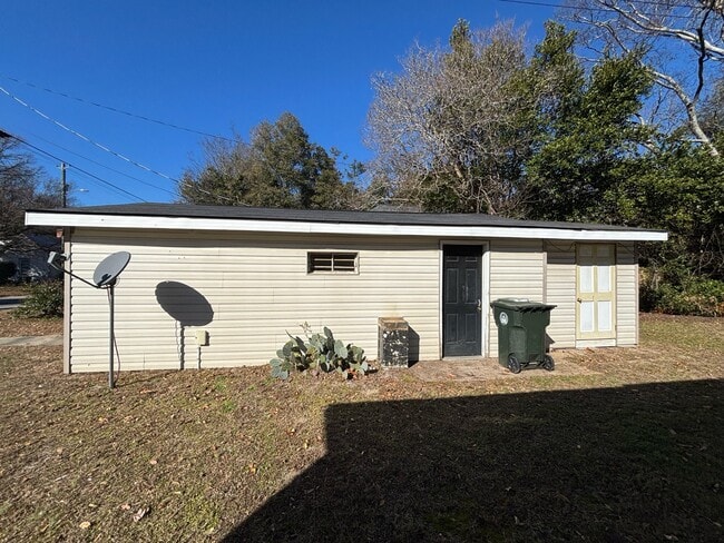 Building Photo - 206 Grady St