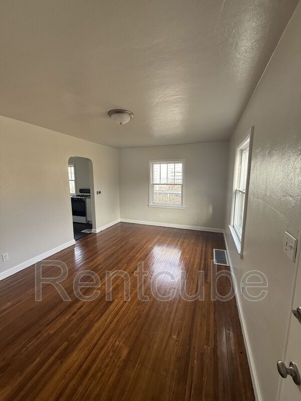 Building Photo - 3025 Windsor Ave