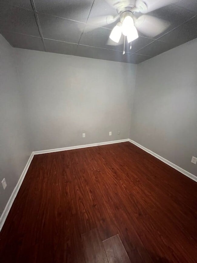 Building Photo - 504 Maplewood Dr