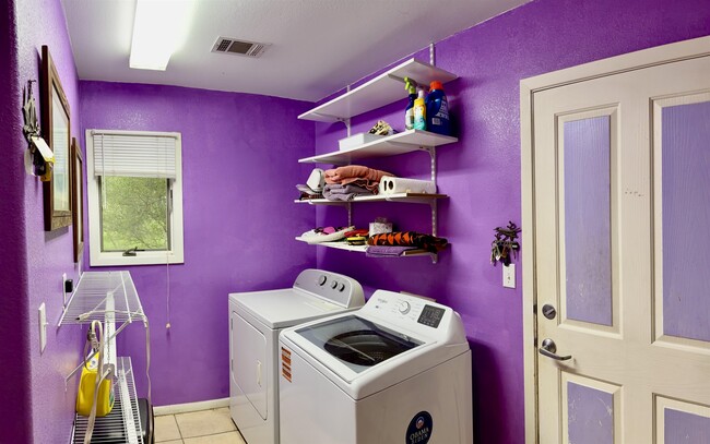 Building Photo - 512 Side Saddle