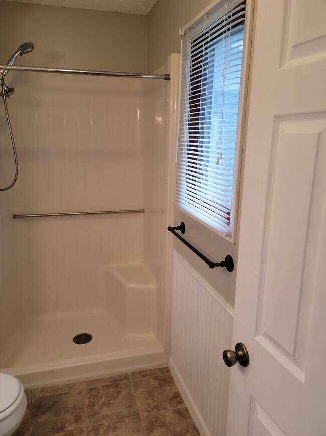 Building Photo - 1440 Sherwood Downs Rd W