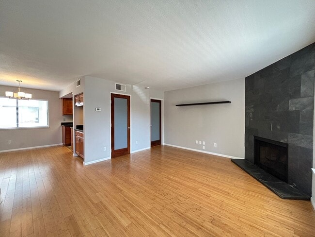 Building Photo - Beautifully Upgraded 2 Bed 2.5 Bath Townhome
