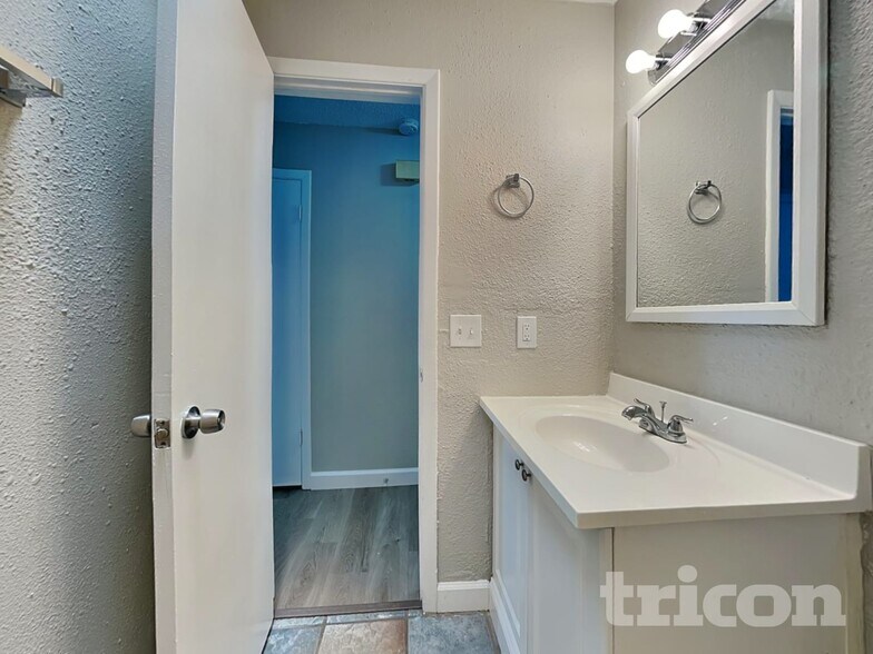 Building Photo - 902 Check Pl