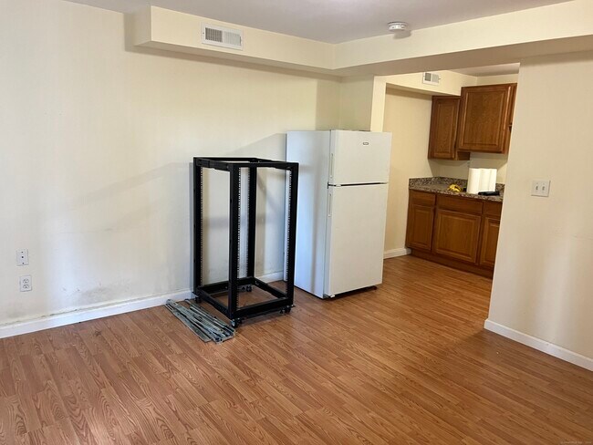 Building Photo - 539 Howe Ave