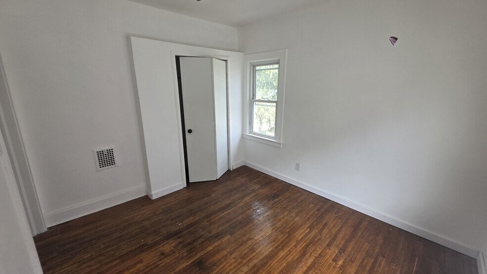 Building Photo - 3621 E 154th St