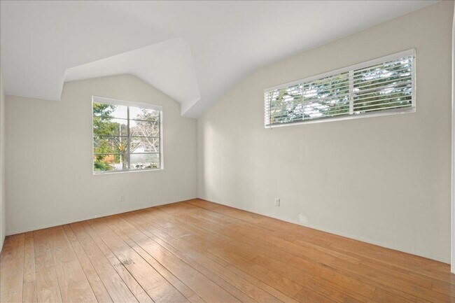 Building Photo - 3 bed 2 bath home with washer/dryer in Mountain View