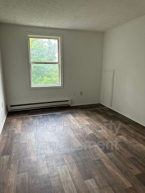 Building Photo - 123 Circle Dr