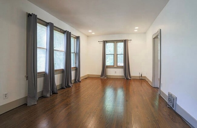 Building Photo - Beautiful 4 Bedroom Home Near Blackstone!