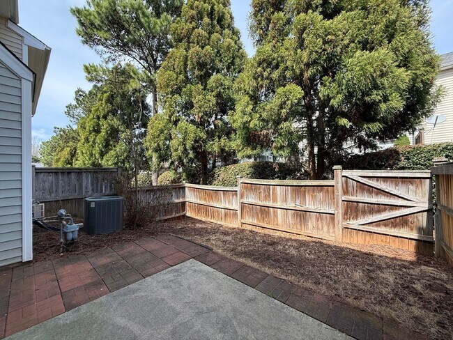 Building Photo - Charming 3BD, 2.5BA Raleigh Townhome with a Fenced Yard Near Shopping, Dining, Interstates, and R...