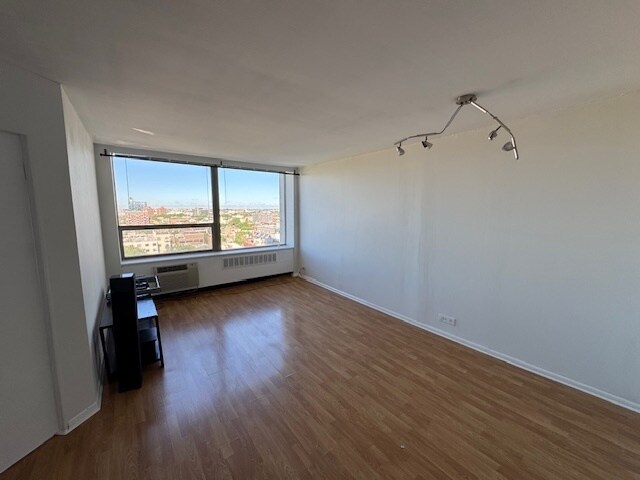 Building Photo - 1455 N Sandburg Terrace