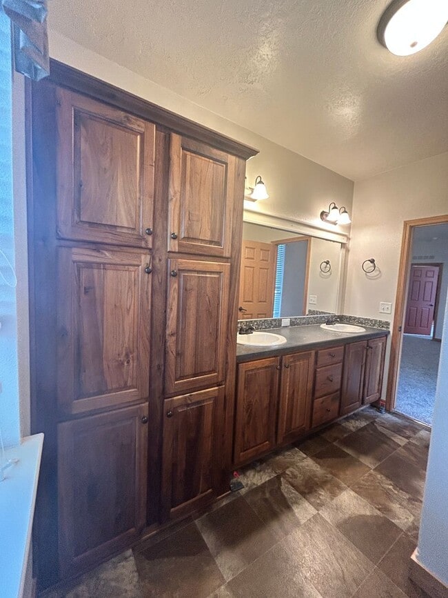 Building Photo - 3 Bed, 2 Bath Home on 5 Acres – Florence, ...