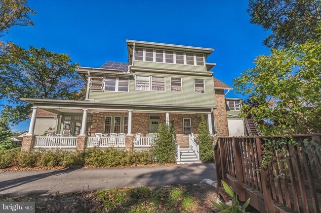 Building Photo - 313 Edgewood Dr