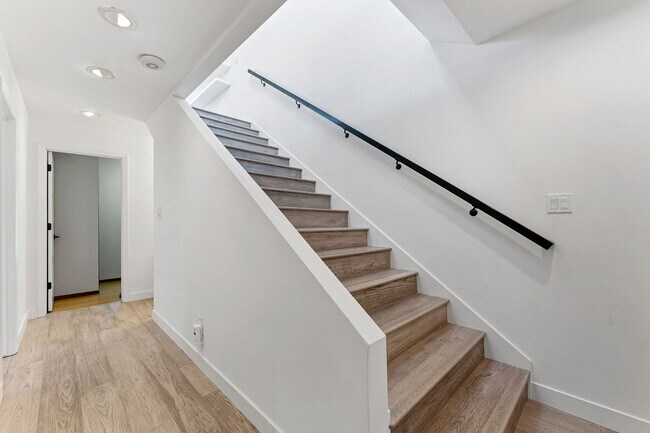 Building Photo - Beautifully Remodeled 3 bed, 3 baths 2 Car...