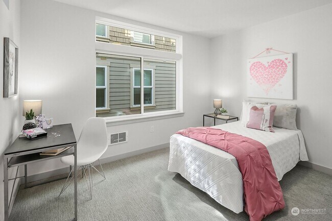 Building Photo - Modern 2 bed 2 bath town house available for move NOW