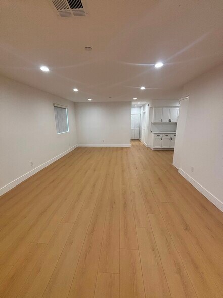 Building Photo - 5526 S Wilton Pl