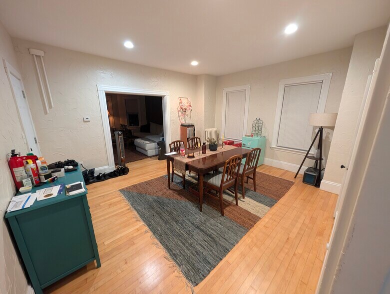 Building Photo - 578 Main St