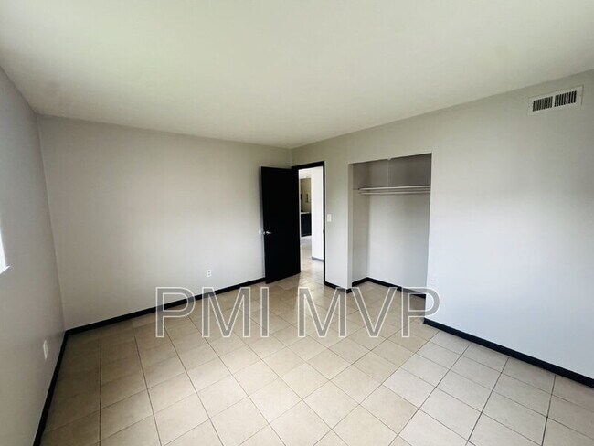 Building Photo - 828 Whitethorne Ave