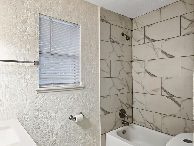 Building Photo - 206 Prune St