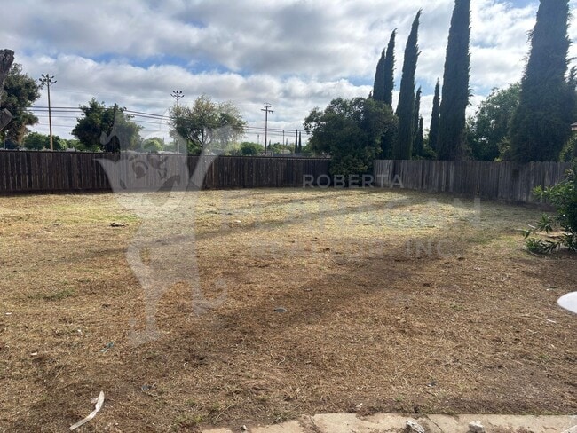 Building Photo - 3 Bedroom/ 2 Bathroom Home