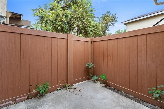 Building Photo - Upgraded 2-Bedroom Townhome with Private G...