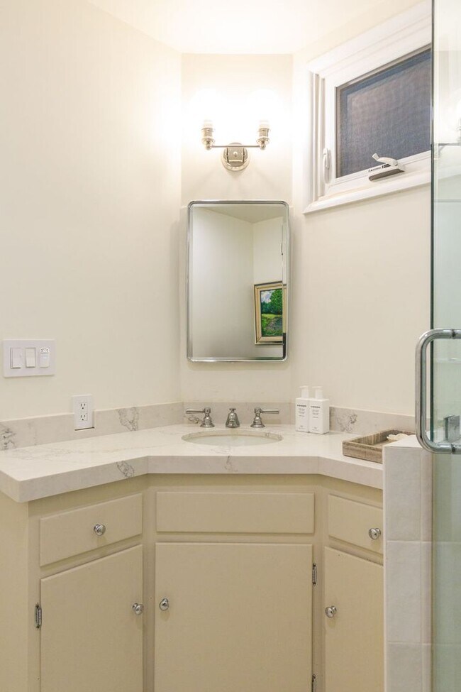 Building Photo - Beautiful Tarzana Rental!