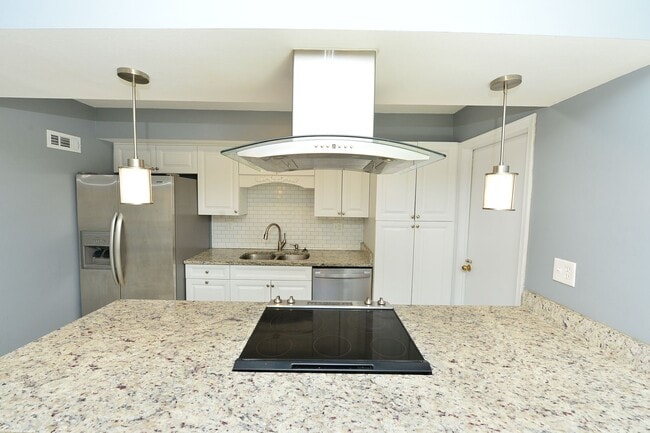 Building Photo - Renovated end unit!