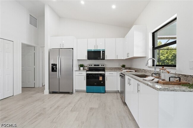Building Photo - 2210 NW 9th Ave