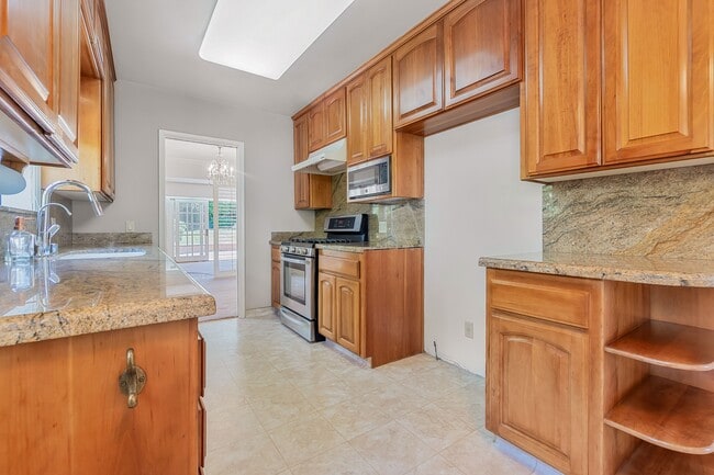 Building Photo - 4020 Vía Picaposte