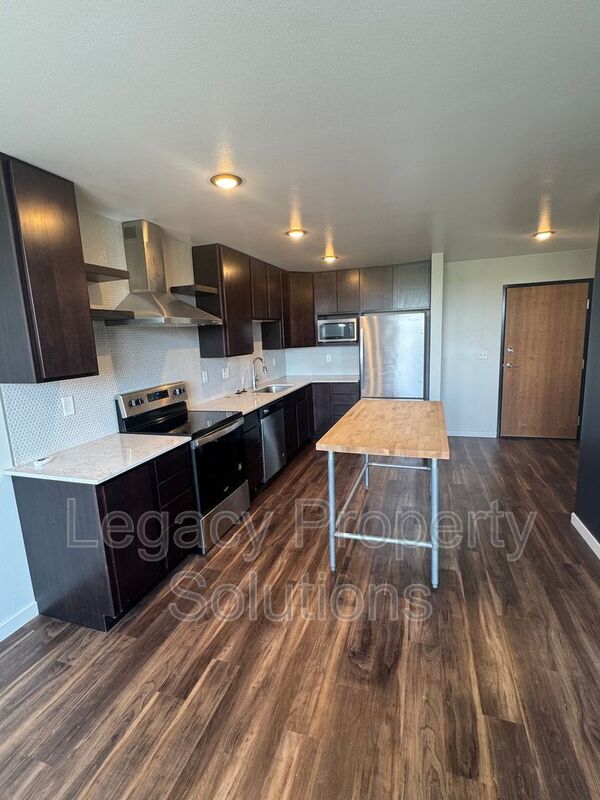 Building Photo - 202 E Greenfield Ln