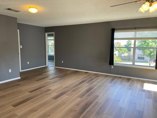 Building Photo - 2727 High Point Dr