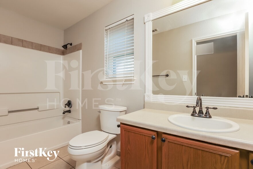 Building Photo - 3438 Columbia Dr