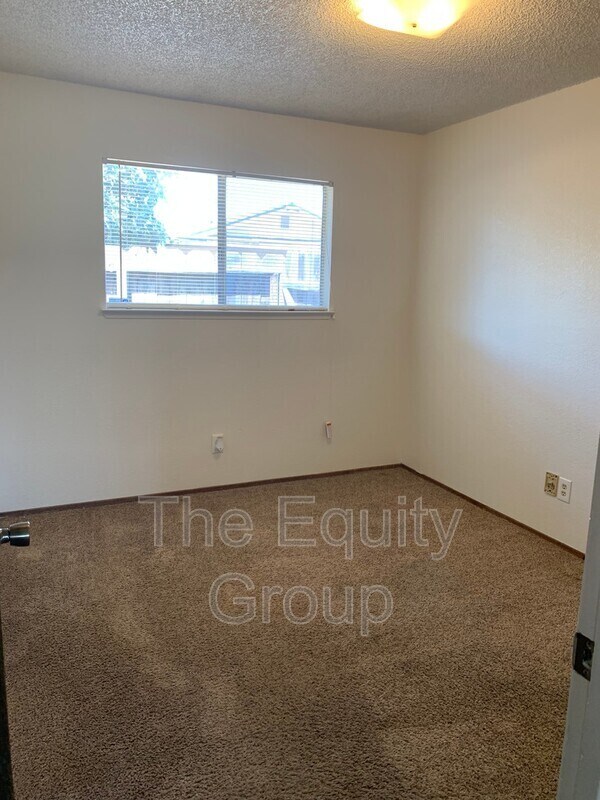 Building Photo - 2532 W Hemlock Ct