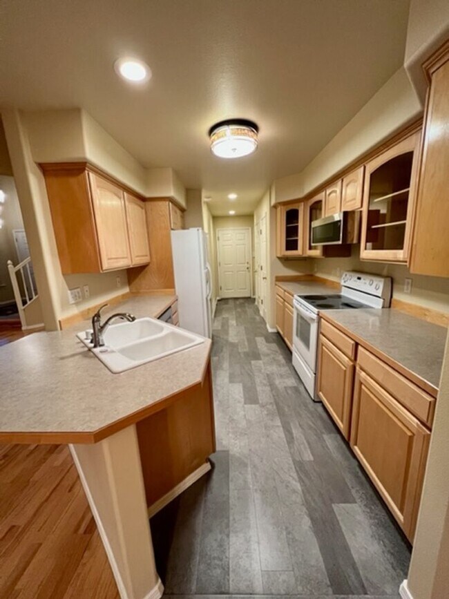 Building Photo - Updated 3 Bedroom Condo!
