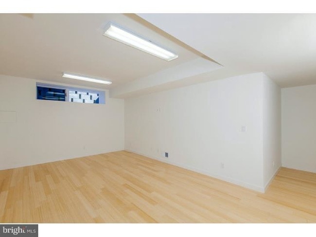 Building Photo - 11 Greenview Ave