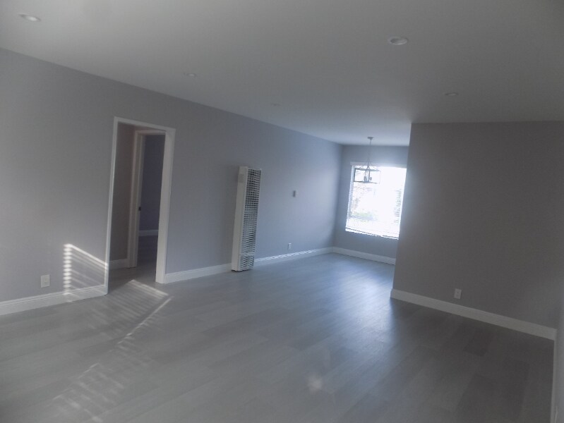 Building Photo - 646 S Barrington Ave