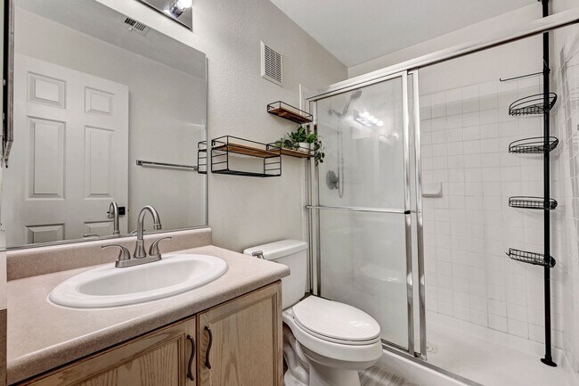 Building Photo - 2 Bedroom Condo w/ Patio & 1 Car Attached ...