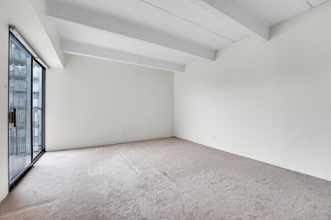 Building Photo - $1,395.00, stunning 1 bed, 1 bath condo in...