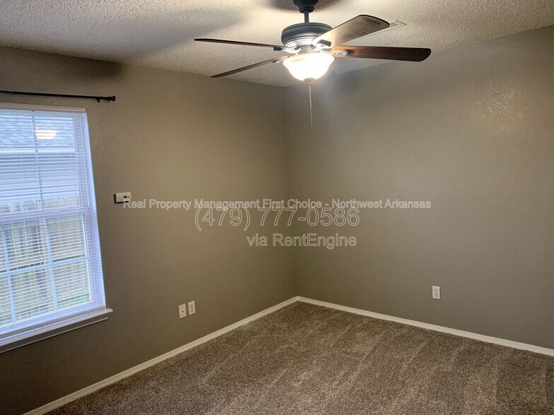 Building Photo - 509 E Pinion St