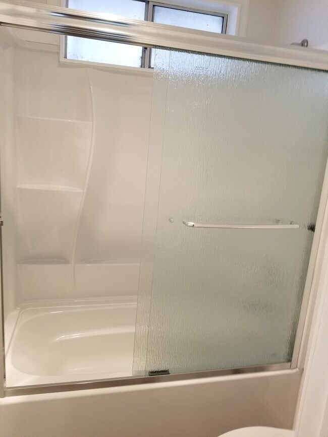 Building Photo - Bay Side Condo, Completely updated! Walkin...